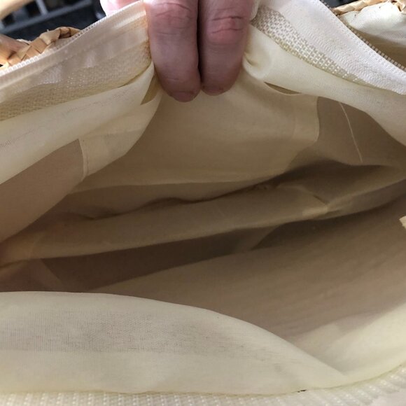 Women's Straw Handbag With Flower Detail - Picture 3 of 7